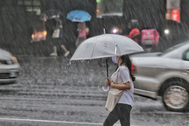 受到杜苏芮颱风外围环流影响，台湾本岛仍有降雨。（示意图／报系资料照）