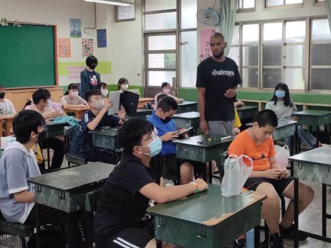 台中市大里区光正国中自24至28日举办「艺起玩英阅」暑期营队，校内双语教师团结合外籍老师GAMA围绕其家乡「南非」展开课程设计，吸引120位学生参加人数爆满，就连外校生也加入。（潘虹恩摄）