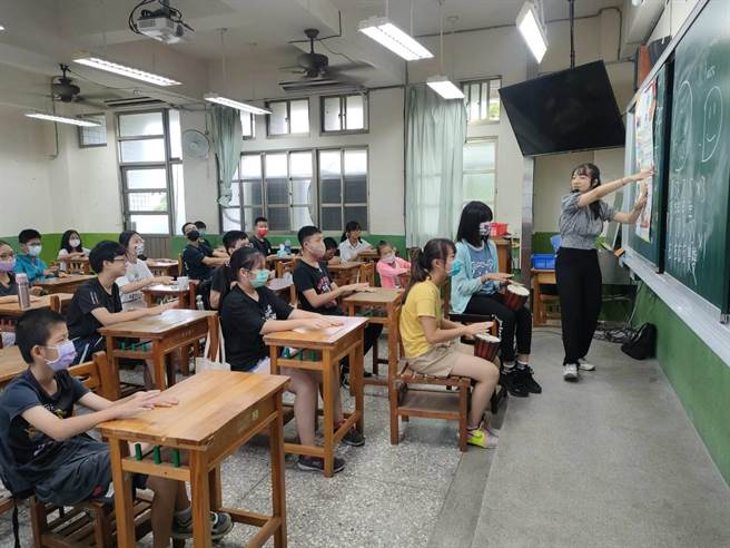 光正国中「艺起玩英阅」暑期双语营结合外籍老师GAMA的家乡「南非」展开设计，表艺老师带领孩子学习非洲鼓，学生超喜欢。（潘虹恩摄）