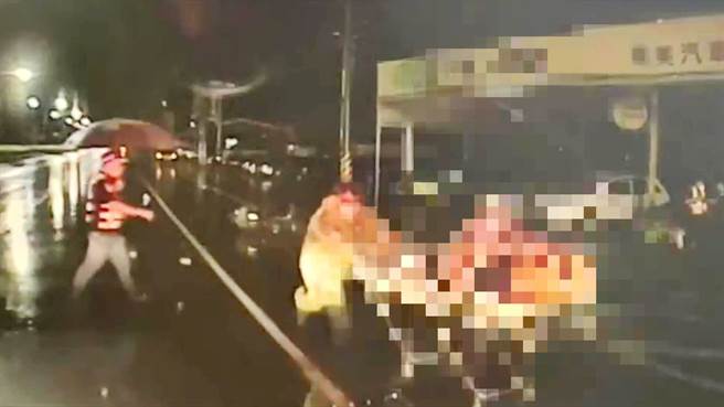 救护人员将苏姓外送员紧急送医抢救，最后仍宣告不治。（嘉义县消防局提供∕吕妍庭嘉义传真）