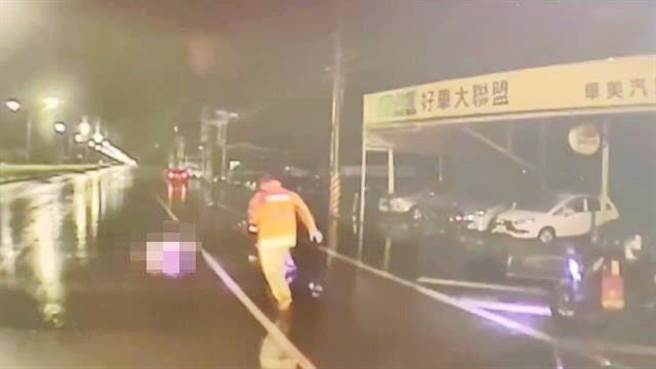 外送员被撞飞倒在汽车道上，救护人员奔向他，经检视已无呼吸心跳。（嘉义县消防局提供∕吕妍庭嘉义传真）