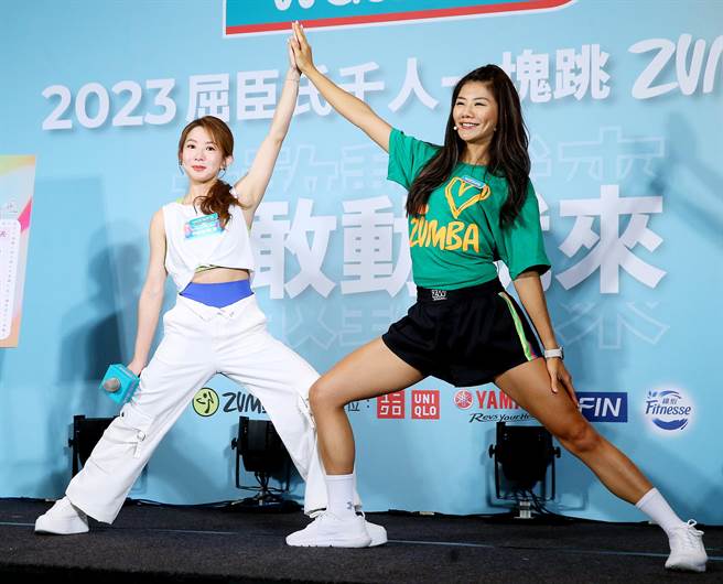 郭书瑶和ZUMBA老师示範舞蹈动作。（粘耿豪摄）
