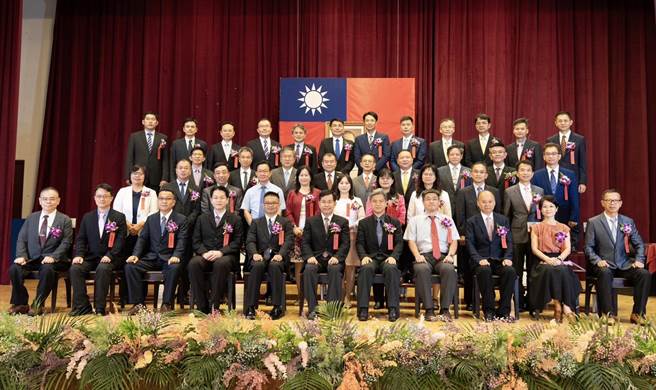 草屯商工28日举行112学年国立高级中等学校校长联合布达及交接典礼，教育部长潘文忠亲自主持。（杨静茹摄）