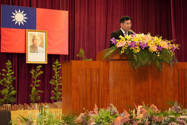 教育部长潘文忠向退休校长致谢，期勉新任校长为国家培育人才继续努力。（杨静茹摄）