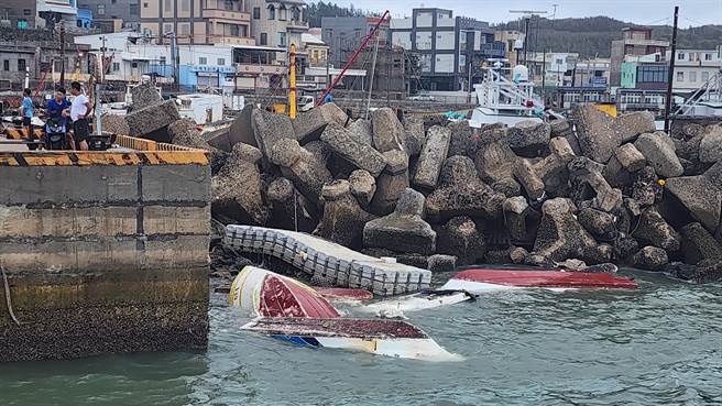西屿乡外埯渔港一整排船只翻覆。（许逸民摄）