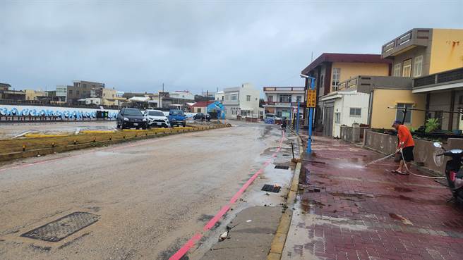 惨遭海水倒灌的西屿乡小门村，居民还在冲洗环境。（许逸民摄）