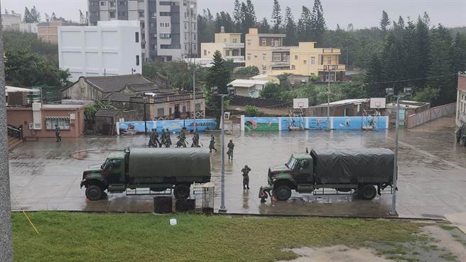 军方下午投入530名兵力协助地方灾后復原。（许逸民摄）
