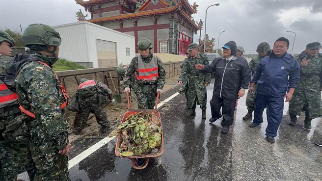 澎防部指挥官陪同县长陈光復和马公市长视导灾后復原。（澎防部提供／许逸民澎湖传真）