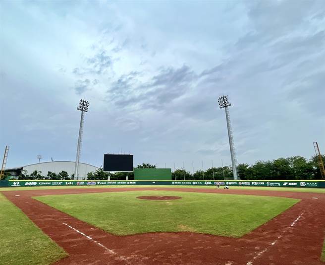台南市亚太棒球村28日的世界杯少棒赛开幕战遇上颱风搅局，包括开幕典礼在内的首日所有赛程皆取消延赛。（撷自U12世界杯少棒赛脸书粉丝页／程炳璋台南传真）