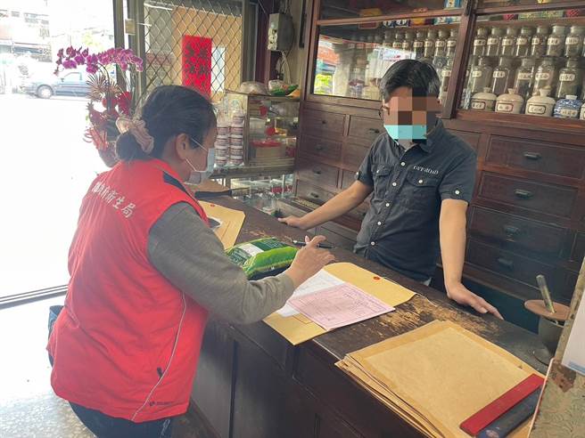 南投县卫生局长陈南松提醒民眾有病要到合格的中医诊所就医并依照医师开立药方用药。南投县卫生局提供