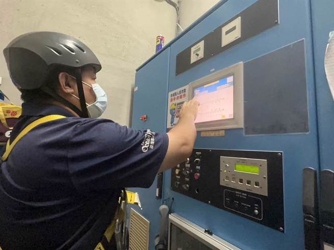 纜車卡在半空中，海洋公園立即檢測供電等系統。（海洋公園提供）