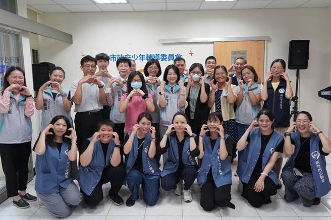 市府運用新竹市前香山衛生所舊辦公廳舍，重新整修後做為新竹市少年輔導委員會辦公地點，28日正式揭牌。（新竹市政府提供／王惠慧新竹傳真）