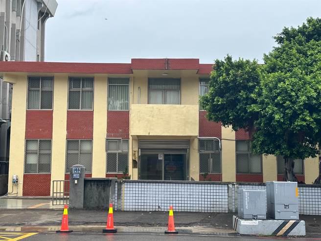 市府運用新竹市前香山衛生所舊辦公廳舍，重新整修後做為新竹市少年輔導委員會辦公地點，28日正式揭牌。（新竹市政府提供／王惠慧新竹傳真）