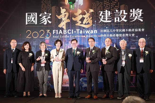 「2023年国家卓越建设奖」名单出炉！台中市政府教育局提报8所校园建筑参加「最佳规画设计类」全数获奖，由台中市副市长王育敏（左四）等人出席颁奖典礼。（中市府提供／潘虹恩台中传真）
