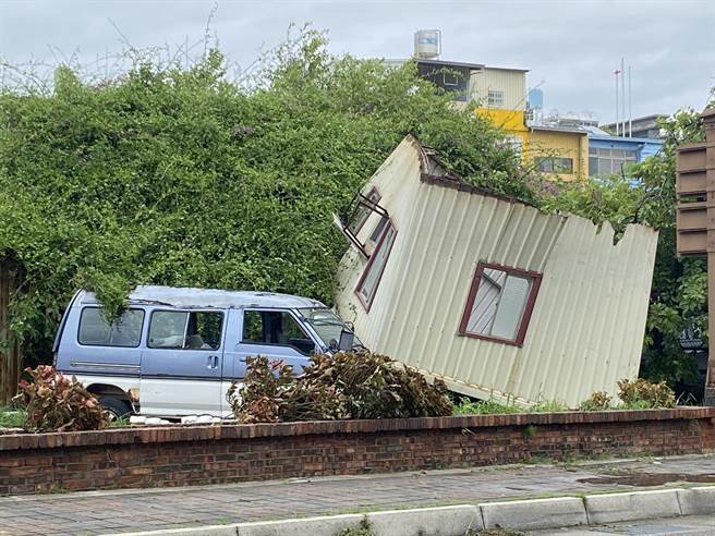 杜蘇芮颱風的威力驚人，連廢棄鐵皮屋都遭吹起砸到停放路旁的廢棄車輛。(于家麒攝)