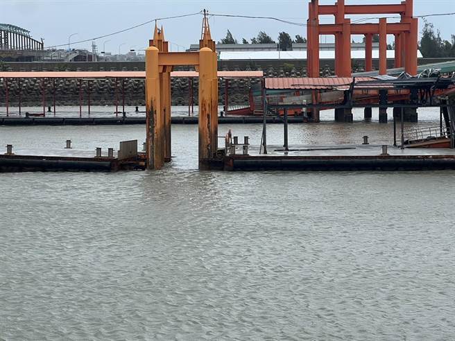 水頭碼頭的小三通浮動引橋也遭強風吹斷，恐影響小三通旅客動線。(圖／民眾提供)
