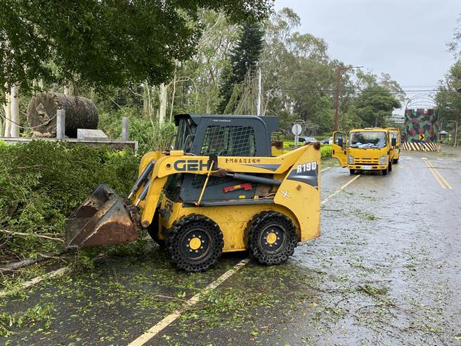 金門地區午後僅有零星風雨，縣屬相關單位動員大批人力進行災後清理。(于家麒攝)