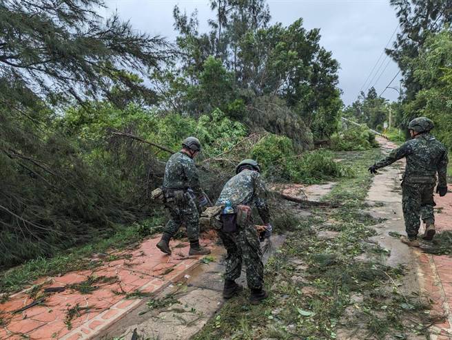 金防部也調派兵力與車輛協助鄉鎮公所實施樹木清運。(圖／金防部提供)