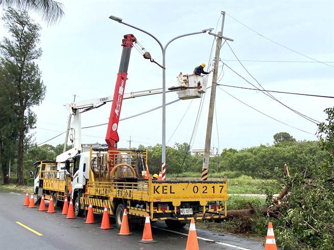 台電人員也全面投入救災，出動高空作業車搶修電力。(于家麒攝)