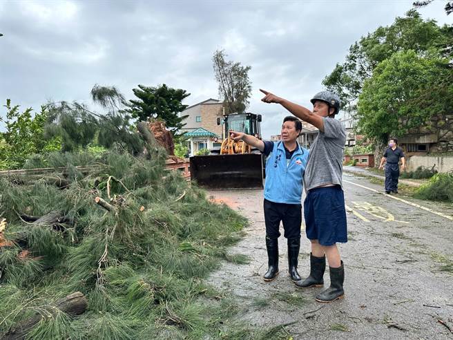 縣長陳福海(左一)今日下午也陸續到各鄉鎮視察主要道路的搶通情形。(圖／金門縣政府提供)