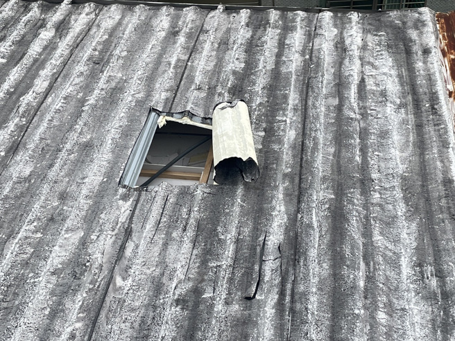 台北市文山区忠顺街一处民宅昨27日下午15时许，屋顶遭人破坏吓坏70多岁女屋主，屋主当时在家听到屋顶一声巨响，抬头一看屋顶破一个洞，随即一只手伸了进来，吓坏屋主。（图／警方提供）