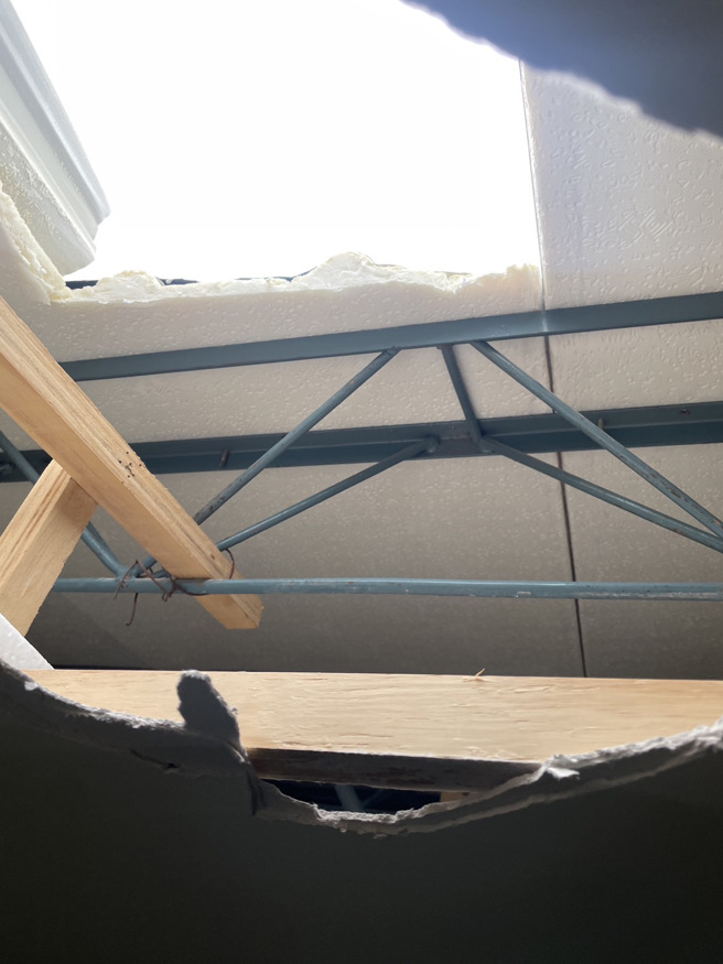 台北市文山区忠顺街一处民宅昨27日下午15时许，屋顶遭人破坏吓坏70多岁女屋主，屋主当时在家听到屋顶一声巨响，抬头一看屋顶破一个洞，随即一只手伸了进来，吓坏屋主。（图／警方提供）