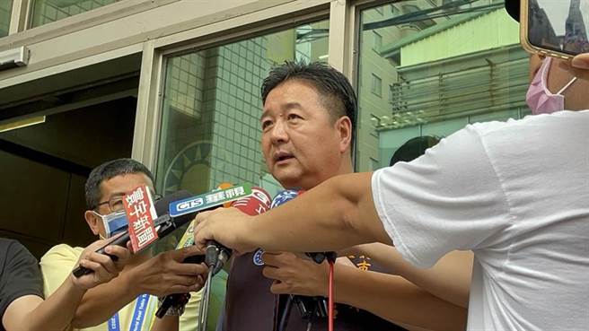 新北市议员林金结投入2024立委选举，昨早他与鸿海集团创办人郭台铭一同前往土城顺圣宫参香。国民党新北市党部今认定违反党纪，祭出口头警告。（蔡雯如摄）