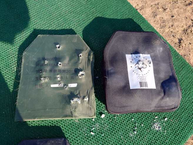 美國一名台裔槍械專門Youtuber本週四（27）實測了國軍公發的抗彈板與美國一般民間的差異性。（山姆小叔Gun& Fun 臉書粉絲專頁授權使用）