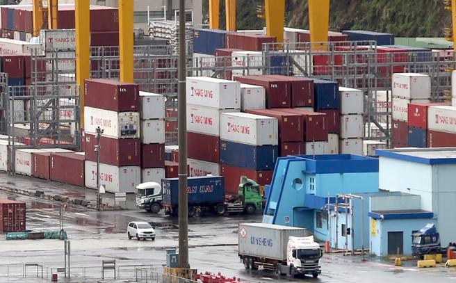 主計總處28日公布第2季經濟成長率概估值為1.45%，較5月預測數大減0.37個百分點，主因是出口、投資不如預期，圖為放在基隆港內密密麻麻的貨櫃，等待物流公司處理。（趙雙傑攝）