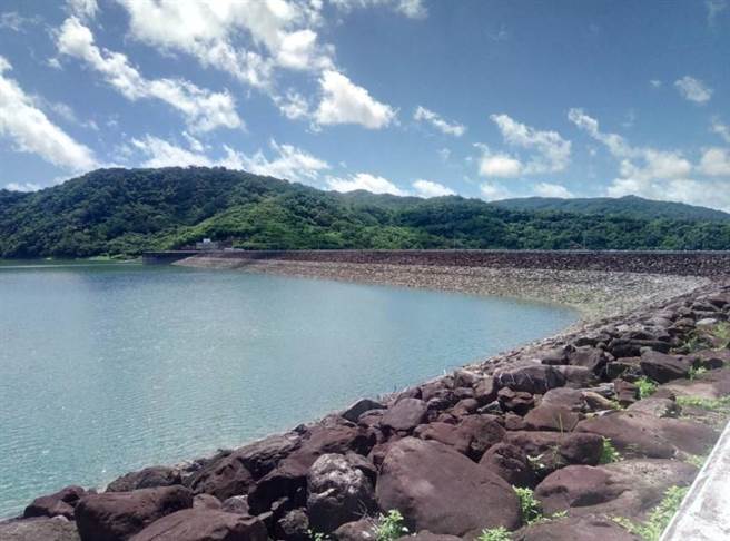 杜苏芮颱风助高雄，牡丹水库进帐2350万吨水量，全台最多，高屏溪拦河堰川流水位每秒也到2800立方公尺，因此经济部水情小组今宣布，下周一高雄水情灯号转为正常蓝灯。(图／水利署提供)