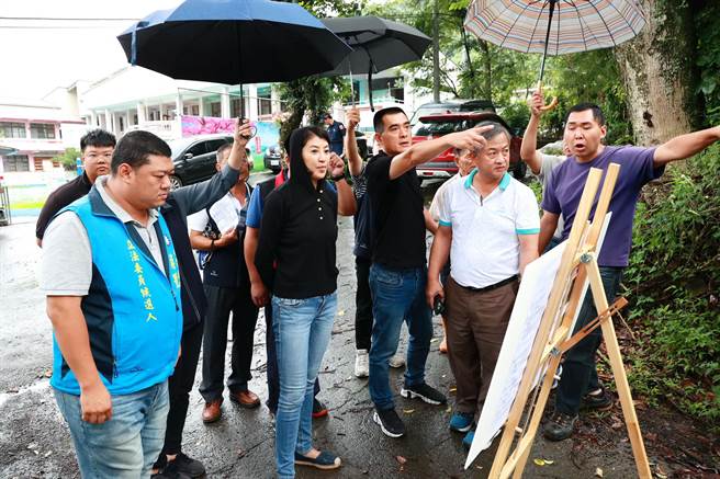 南投县长许淑华今天到信义乡勘查农路排水等14项改善工程。南投县政府提供