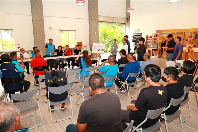 南投县长许淑华到信义乡同富村等办公室与民眾面对面座谈听取改善建议。南投县政府提供