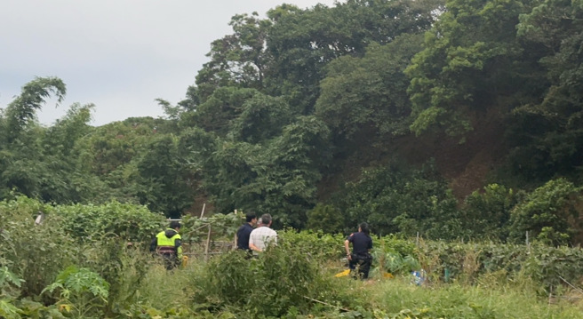 淡水男子陳屍田邊水溝，警方拉起封鎖線調查。（圖／翻攝畫面）
