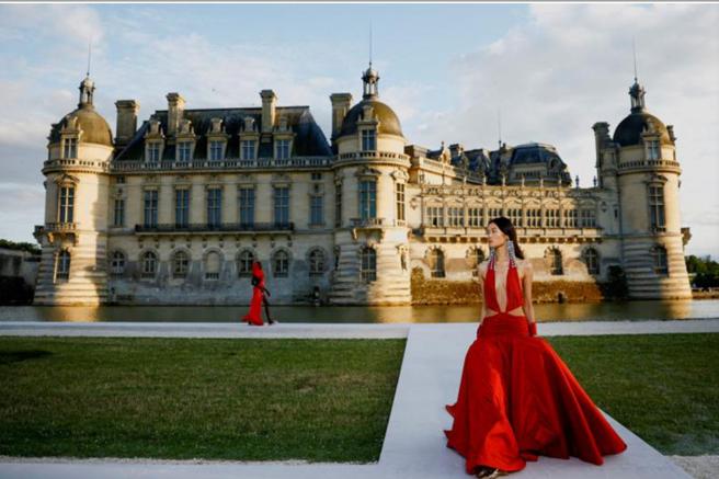 開雲集團宣布以17億歐元高價收購Valentino三成股份，圖為Valentino日前在尚蒂伊城堡舉辦高訂服秀，經典鮮紅色「Valentino Red」晚禮服是品牌特色。（路透社）