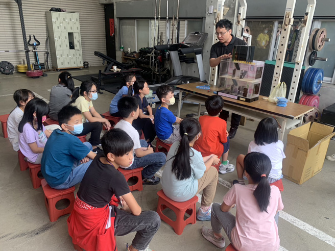 新北市消防局今年与长荣海事博物馆合作，携手办理「2023年第十四届航海探险王夏令营-海陆安全任我行」活动。（图／新北消防局提供）