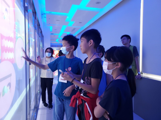 新北市消防局今年与长荣海事博物馆合作，携手办理「2023年第十四届航海探险王夏令营-海陆安全任我行」活动。（图／新北消防局提供）