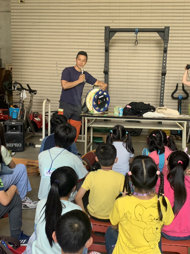 新北市消防局今年与长荣海事博物馆合作，携手办理「2023年第十四届航海探险王夏令营-海陆安全任我行」活动。（图／新北消防局提供）