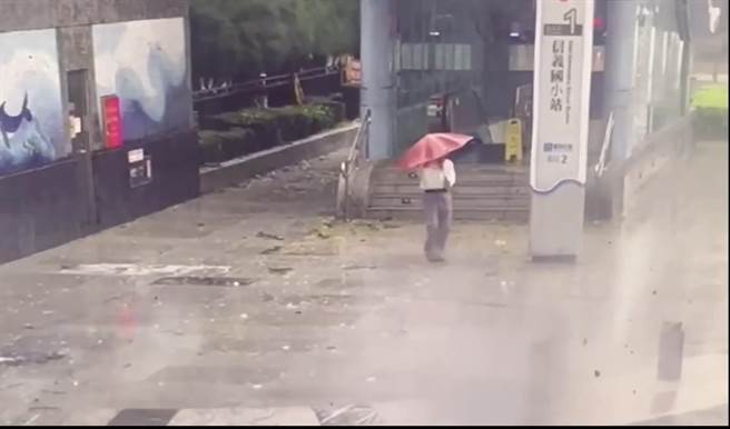 老翁在前往访亲途中，不慎走失徘徊在捷运站出入口。（翻摄照片／崔正纲高雄传真）