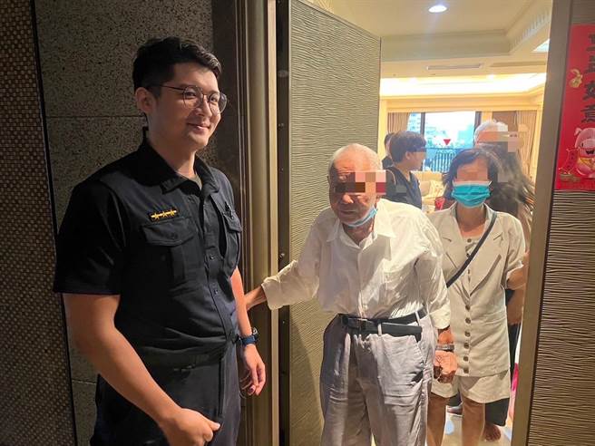 员警调阅监视器，迅速找到老翁，并护送老翁至亲戚家中。（翻摄照片／崔正纲高雄传真）