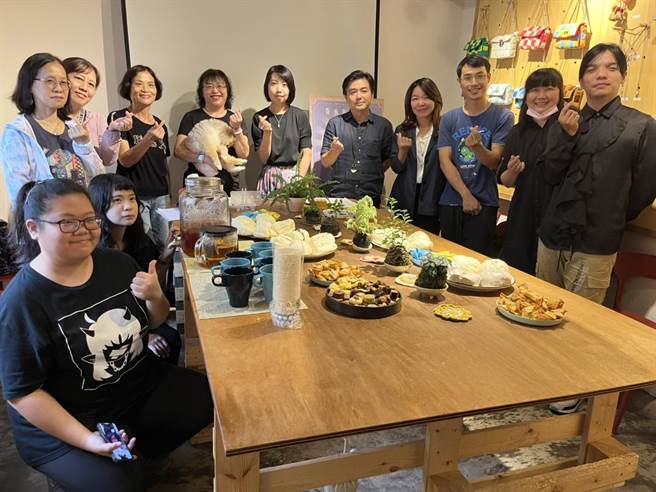 马村学堂社区工作坊成果展，今起开展至8月27日，每周五至周日，上午10时至晚间6时展出，呈现马村学堂及居民技能交换工作坊的作品。（蔡明亘摄）