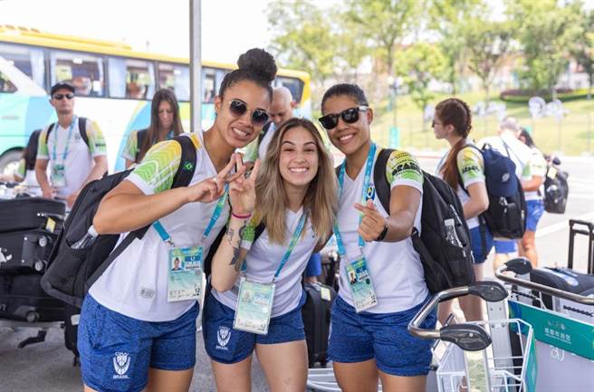 巴西代表团成员抵达选手村。(新华社)