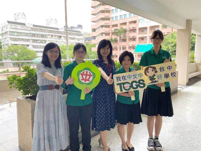 台中女中今年分科测验考生孙艺纶（右1）、林孜绫（右2）及魏靖瑜（左2）。（本报资料照片）社团、竞赛不缺席，多元学习获得佳绩。（台中女中提供／陈淑芬台中传真）