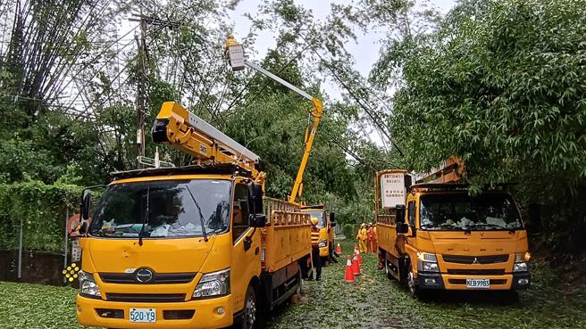 高雄多處地區電力供應，台電高雄區營業處、鳳山區營業處投入大量人力搶修。（圖片來源：台電高雄區處提供）
