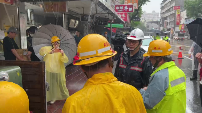 高雄市長陳其邁到鼓山華榮路視察台電作業，台電高雄區處處長張以諾說明施工情形（圖片來源：高雄市政府提供）
