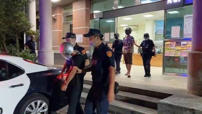 桃園中壢假證券詐騙集團許姓車手、陳姓監控者26日晚間遭逮，訊後移送桃檢偵辦。（翻攝照片／蔡明亘桃園傳真）