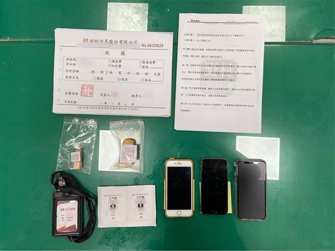 警方查扣作案用手機2支，還扣得詐欺集團偽造的「好好證券公司」收據、印章、工作證等物。（翻攝照片／蔡明亘桃園傳真）