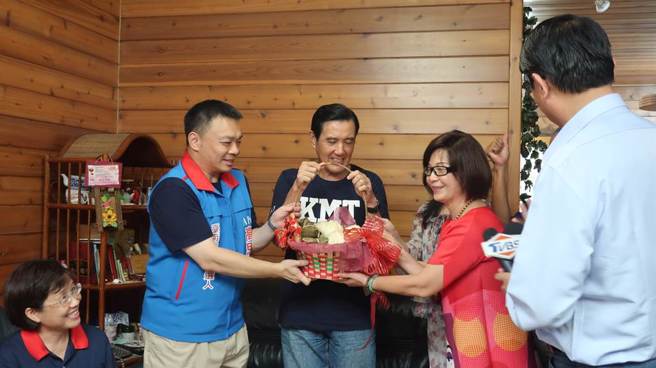 前总统马英九（中）2018年来到新营替当时的国民党台南市长参选人高思博辅选，还特地带着高思博拜访11年前曾经home stay的柳营家丰牧场与老友叙旧。（本报系资料照）