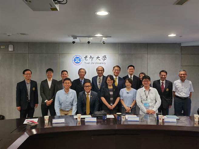 泰国吞武里国王科技大学拜访元智大学，促成2校国际交流合作，讨论会议中与会主管合影。（元智大学提供／蔡明亘桃园传真）