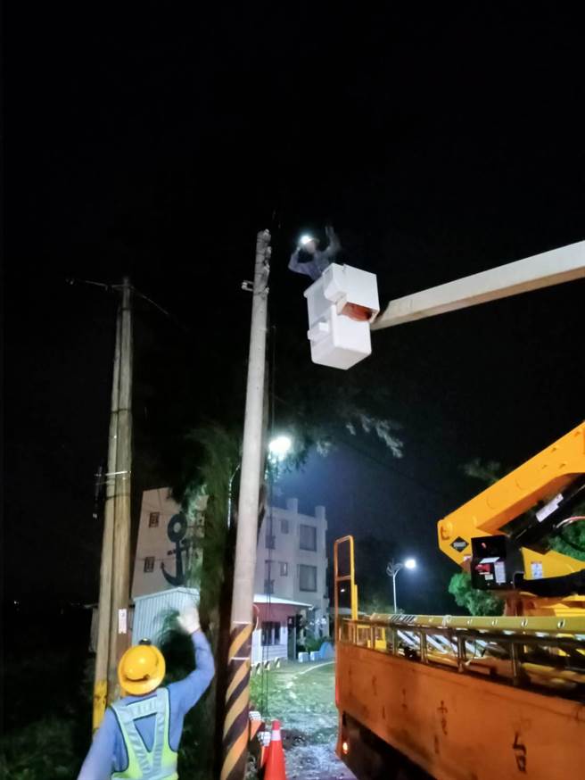 台电金门区处人员今晚将持续抢修至22时左右，清晨5点拂晓再出击，力拚明日全数復电。(图／台电提供)