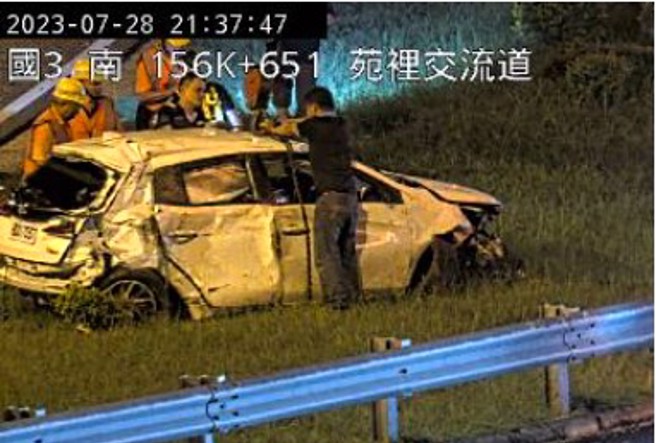 今28日晚间21时许，国道3号北向156.8km苑里交流道发生事故，一辆白色自小客衝出边坡，目前警消抢救中，事故原因还待调查厘清。（翻摄画面）